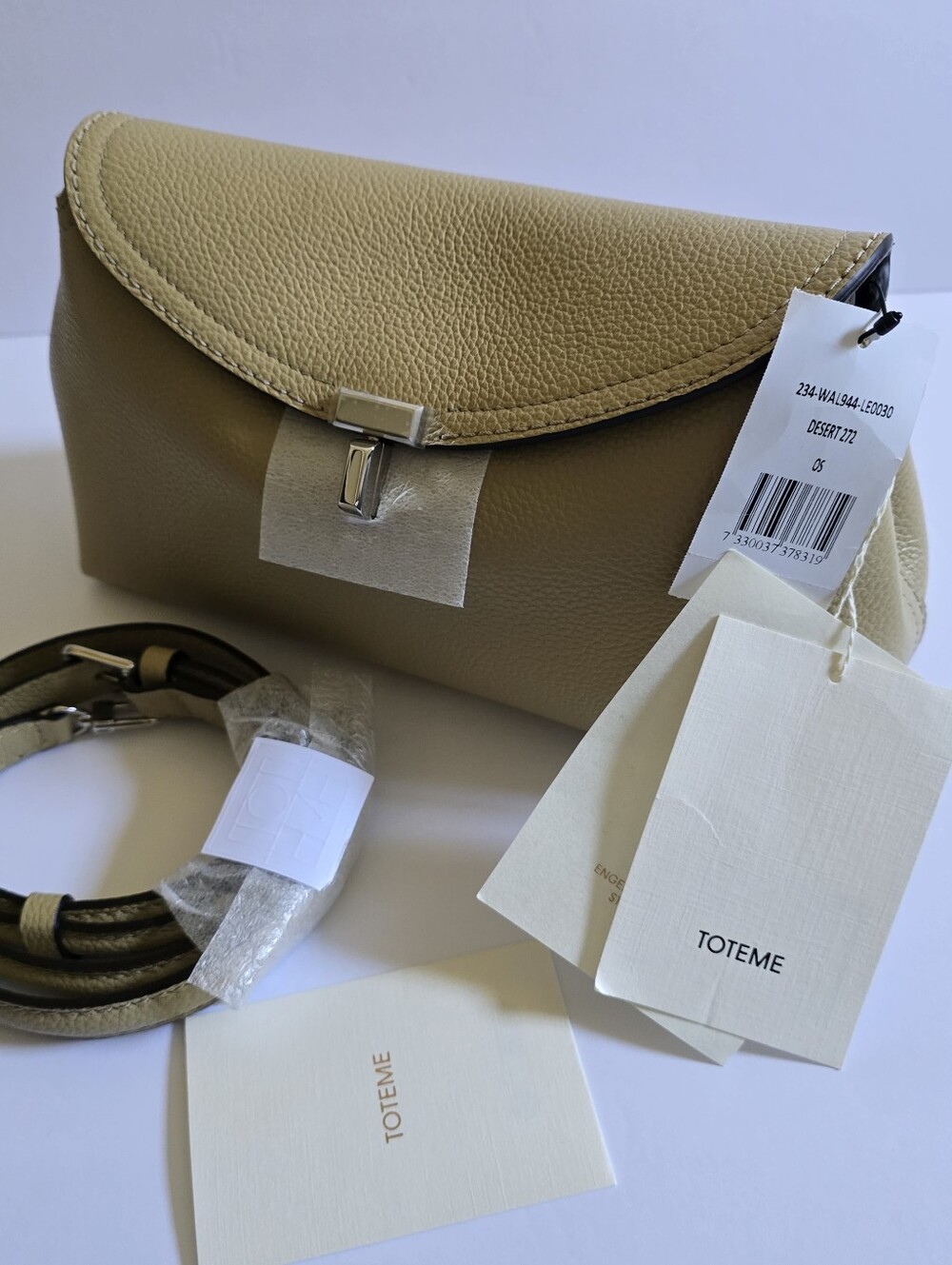 TOTEME T-lock grained-leather crossbody clutch desert - Picture 2 of 9
